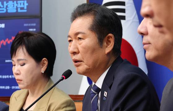 정청래 더불어민주당 대표(가운데)가 10일 국회에서 열린 최고위원회의에서 발언하고 있다. 임현동 기자