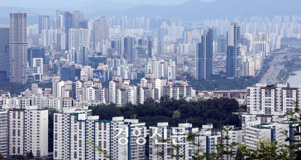 서울 남산전망대에서 바라 본 서울 강북 일대의 아파트 단지. 서성일 선임기자