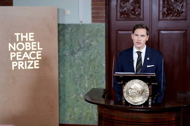 요르겐 와트네 프뤼드네스 노벨위원회 위원장이 10일(현지시간) 노르웨이 오슬로에서 열린 기자회견에서 2025년 노벨 평화상 수상자로 마리아 코리나 마차도를 선정했다고 발표하고 있다. AP연합뉴스