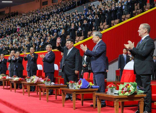 김정은 북한 국무위원장이 노동당 창건 80주년 기념일(10월 10일)을 하루 앞둔 9일 밤 평양 능라도 5월1일경기장에서 열린 경축대회에 참석해 인사하고 있다. 김 위원장 왼쪽에 중국 권력서열 2위 리창 총리, 김 위원장 오른쪽에 베트남 최고지도자인 또 럼 공산당 서기장, 그 옆에 드미트리 메드베데프 러시아 국가안보회의 부의장이 박수로 화답하고 있다. TASS연합뉴스