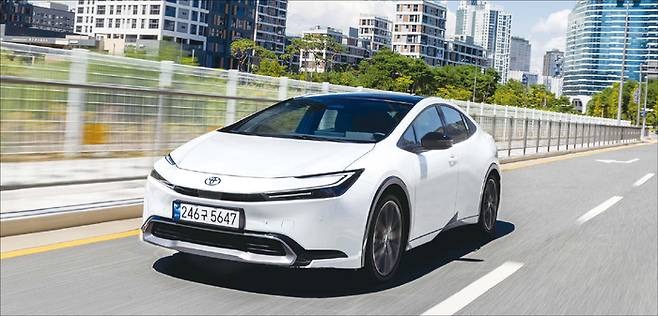 2026년형 토요타 프리우스 하이브리드 AWD는 높은 연비에 주행 안정성이 강화됐다. (한국토요타자동차 제공)