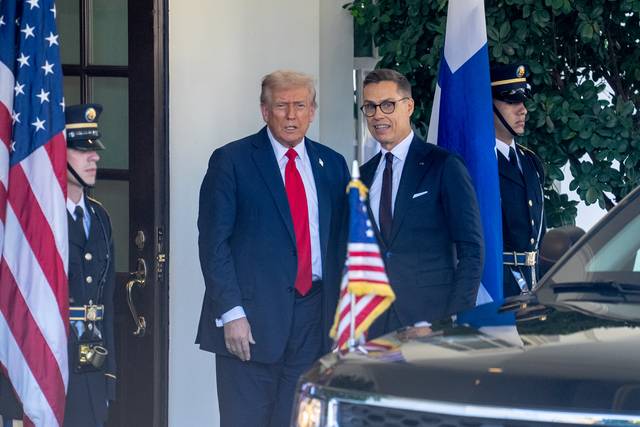 도널드 트럼프 대통령과 알렉산데르 스투브 핀란드 대통령이 10일 정상회담을 앞두고 워싱턴DC 백악관에서 만나 취재진을 향해 포즐르 취하고 있다. 신화통신 연합뉴스