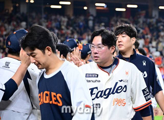 2025년 9월 26일 오후 대전 한화생명 볼파크에서 열린 '2025 신한 SOL뱅크 KBO 리그' LG 트윈스와 한화 이글스의 경기. 한화 안치홍이 4-1로 승리한 뒤 기뻐하고 있다./대전=유진형 기자 zolong@mydaily.co.kr