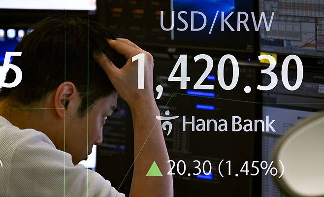 10일 서울 중구 하나은행 딜링룸 전광판에 9시 3분 기준 원·달러 환율이 20.30원 상승한 1420.30원을 나타내고 있다. 다중노출 합성으로 촬영된 사진. 임세준 기자