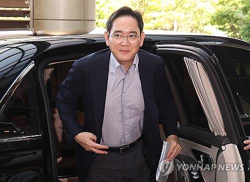 출국하는 이재용 회장 (서울=연합뉴스) 윤동진 기자 = 이재용 삼성전자 회장이 미국 워싱턴DC에서 열리는 한미 정상회담의 경제사절단에 동행하기 위해 24일 서울 강서구 서울김포비즈니스항공센터(SGBAC)를 통해 출국하고 있다. 2025.8.24 mon@yna.co.kr