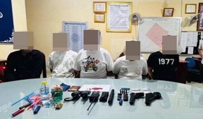 지난달 캄보디아 프놈펜에서 50대 한국인 남성을 납치한 중국인 4명과 캄보디아인 1명이 경찰에 붙잡혔다. 캄보디아 크메르타임스 캡처