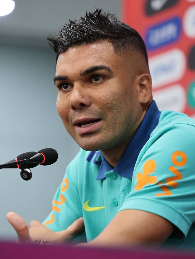 브라질축구대표팀 주장 카세미루가 한국전을 하루 앞둔 9일 서울월드컵경기장에서 진행된 사전 기자회견에서 취재진의 질문에 대답하고 있다. 북중미월드컵 개막까지 약 8개월 남은 현재 브라질에 복병인 한국과 평가전은 타 대륙 팀의 수준을 파악하고 변수를 대비할 수 있는 기회다. 상암│뉴시스