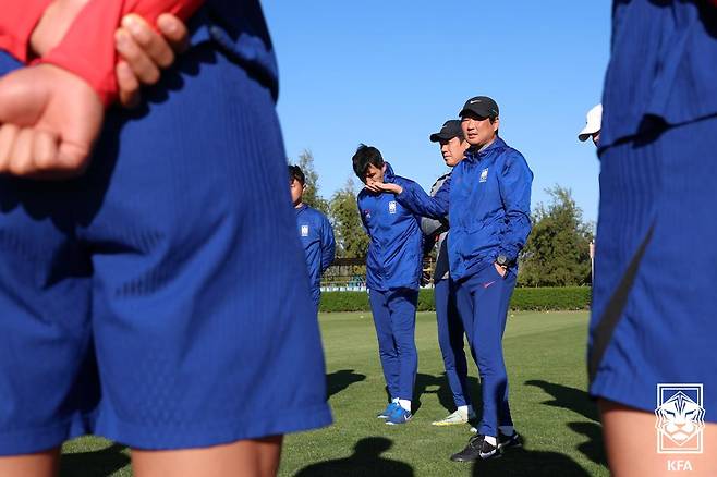 이창원 20세 이하(U-20) 축구대표팀 감독이 훈련을 앞두고 선수들과 대화하고 있다. /사진=대한축구협회 제공