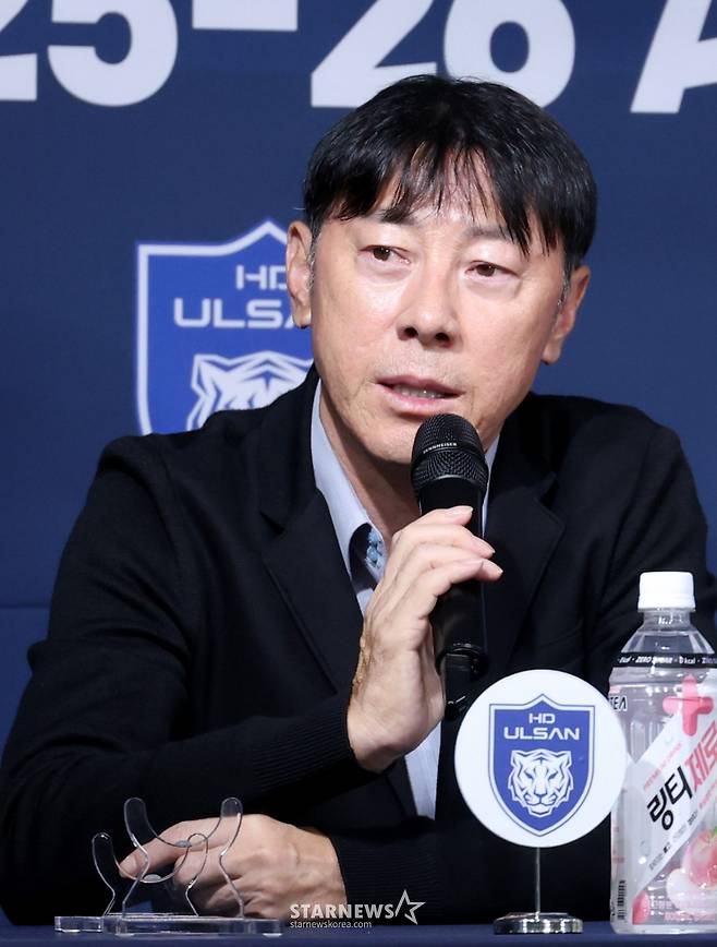 '2025-26 ACL 참가 K리그 4개팀 미디어데이'가 지난달 4일 서울 신문로 축구회관 2층 다목적회의실에서 열렸다. 울산 신태용 감독이 기자들의 질문에 답하고 있다. /사진=김진경 대기자