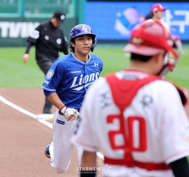 삼성 이재현이 9일 SSG와 준PO 1차전에서 선두 타자 홈런을 때려내고 홈으로 향하고 있다. /사진=강영조 선임기자