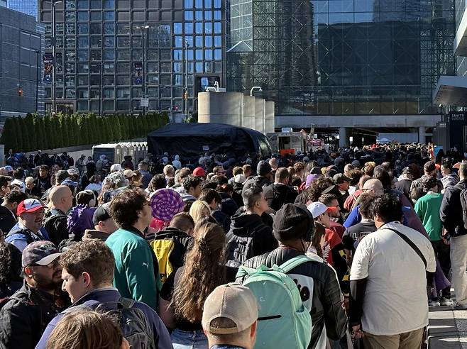 뉴욕 코믹콘 열리는 자비츠컨벤션센터 입구 인파 (뉴욕=연합뉴스) 이지헌 특파원 = 9일(현지시간) 미국 뉴욕 자비츠컨벤션센터에서 개막한 뉴욕 코믹콘(NYCC) 2025'에 입장하기 위해 관람객들이 대기하고 있다. 2025.10.9 pan@yna.co.kr