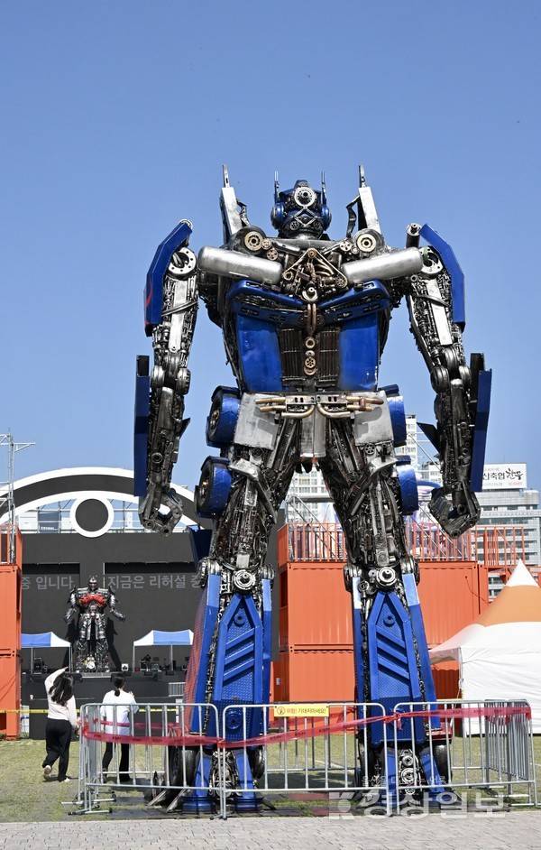 2025울산공업축제 준비가 한창이다. 11일 태화강둔치 일원에 무대장치와 전시물이 설치되고 있다.