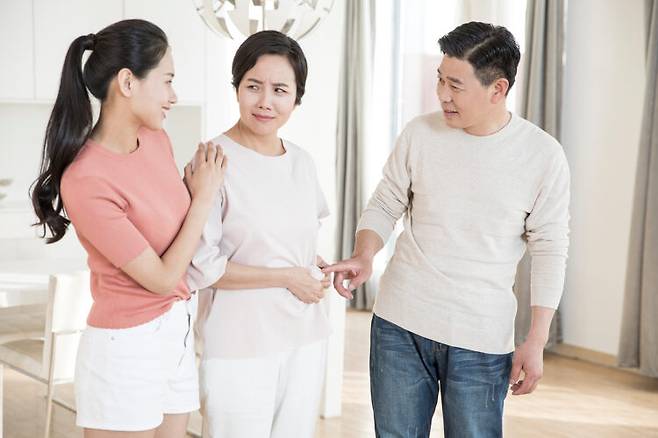 폐경기를 맞은 여성은 호르몬 변화 등으로 인해 뱃살이 늘어나기 쉽다. 사진=클립아트코리아