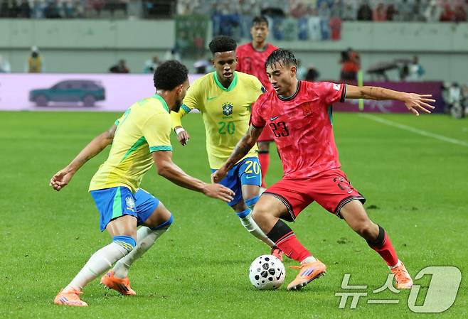 10일 서울월드컵경기장에서 열린 하나은행 초청 축구국가대표팀 친선경기 대한민국과 브라질의 경기, 후반전 대한민국 옌스 카스트로프가 드리블 돌파를 하고 있다. 2025.10.10/뉴스1 ⓒ News1 장수영 기자