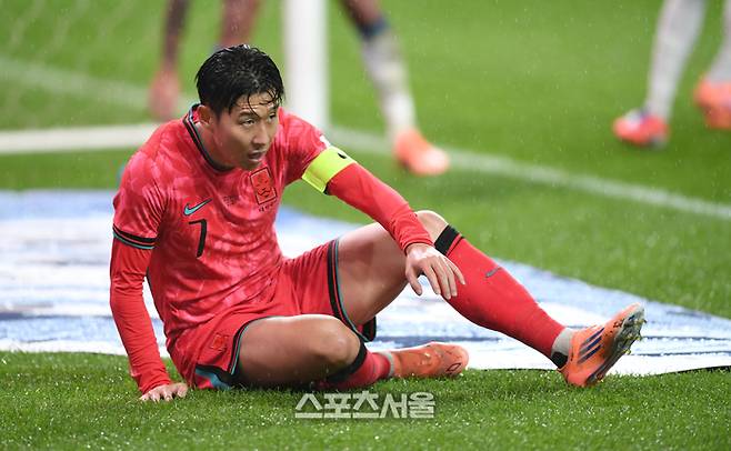 손흥민이 10일 서울월드컵경기장에서 열린 남자 축구 국가대표 평가전 브라질과 경기에서 넘어진 후 일어나고 있다. 2025. 10. 10. 최승섭기자 thunder@sportsseoul.com