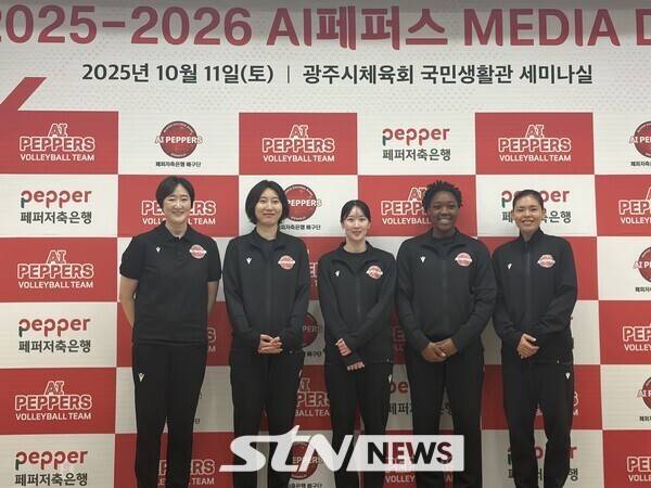 11일 열린 2025-2026시즌 미디어 데이에서 페퍼저축은행 장소연 감독(맨 왼쪽)이 기념 촬영 중이다. /사진=STN뉴스