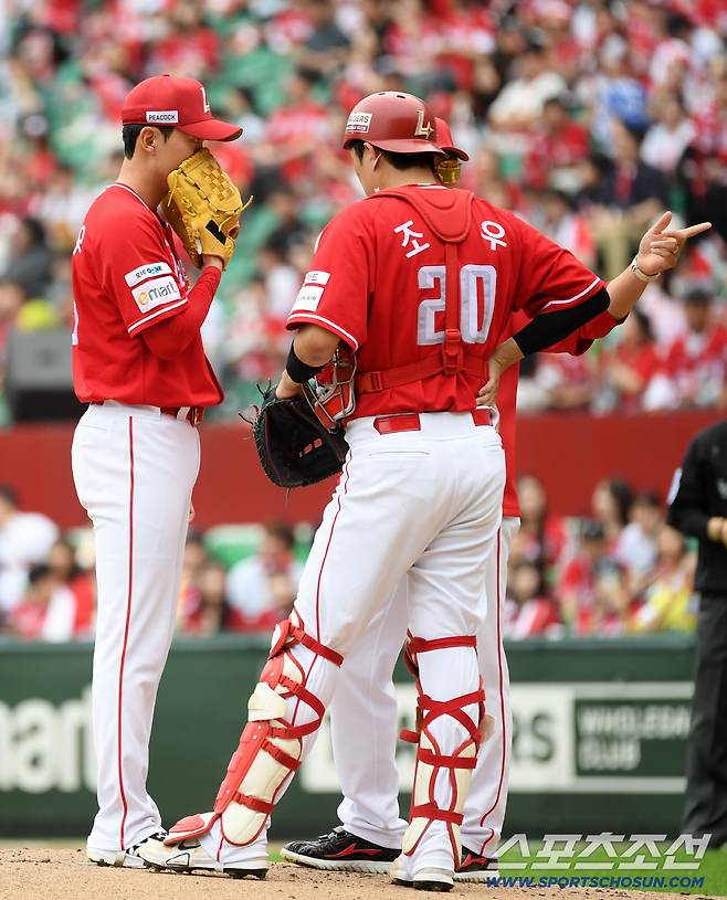 11일 인천SSG랜더스필드에서 열린 SSG와 삼성의 준PO 2차전. SSG 경헌호 코치가 마운드를 찾아 선발 김건우, 포수 조형우와 대화를 나누고 있다. 인천=박재만 기자 pjm@sportschosun.com/2025.10.11/