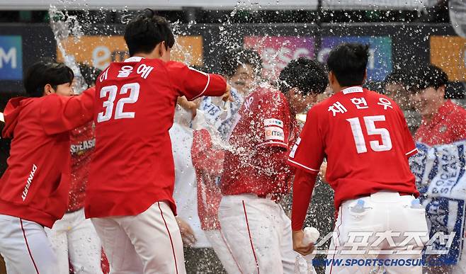 11일 인천SSG랜더스필드에서 열린 SSG와 삼성의 준PO 2차전. 9회말 1사 SSG 김성욱이 끝내기 홈런을 날린 뒤 물세례를 받고 있다. 인천=박재만 기자 pjm@sportschosun.com/2025.10.11/
