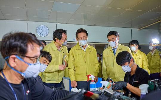 이재명 대통령이 10일 대전 유성구 국가정보자원관리원 대전 본원을 찾아 복구 작업 현장을 살펴보고 있다. 연합뉴스