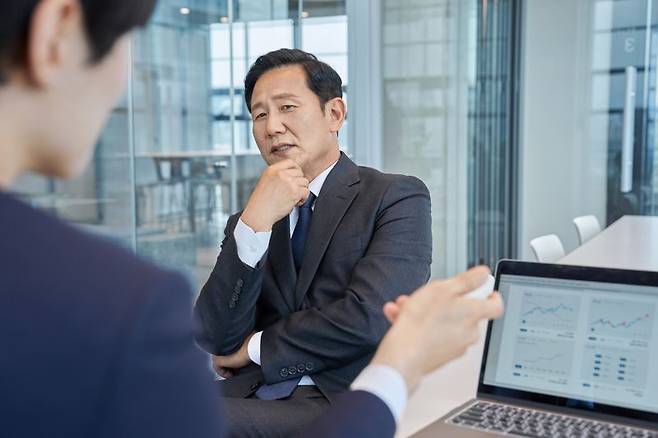 예적금 중심으로 '돌다리 투자'를 해왔던 5060세대들의 고민이 커졌다. 최근 주식시장이 활황세를 보이면서 상대적 박탈감마저 든다. 그렇다고 이제와 주식투자를 하기에는 왠지 고점일 것 같아 그마저도 망설여지는 게 답답한 현실이다. /게티이미지뱅크