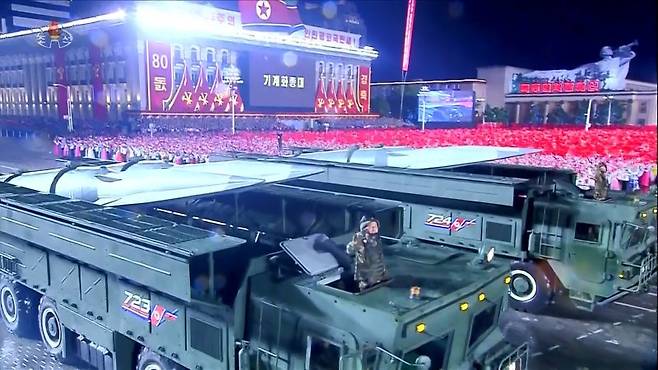 지난 10일 평양 김일성광장에서 노동당 창건 80주년 경축 열병식이 성대히 거행됐다고 조선중앙TV가 11일 보도했다. 조선중앙TV 캡처