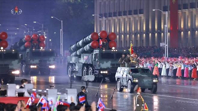 북한 노동당 창건 80주년 경축 열병식이 지난 10일 평양 김일성광장에서 진행됐다고 조선중앙TV가 11일 보도했다. 조선중앙TV 캡처