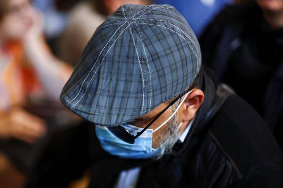 지젤 펠리코를 성폭행한 혐의로 재판에 넘겨져 1심에서 징역 9년을 선고받은 후사메티 도간이 9일(현지시간) 항소심 재판에 출석했다. 로이터=연합뉴스