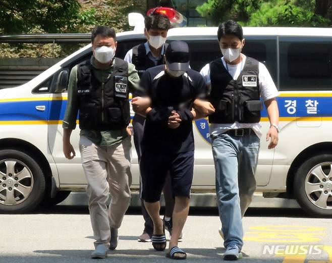 자신의 아내가 성폭행을 당했다고 오해해 동료 공무원을 살해한 혐의를 받은 40대 남성이 14일 오후 인천 미추홀구 인천지법에서 열린 영장실질 심사에 출석하고 있다. 2022.07.14. /사진=뉴시스