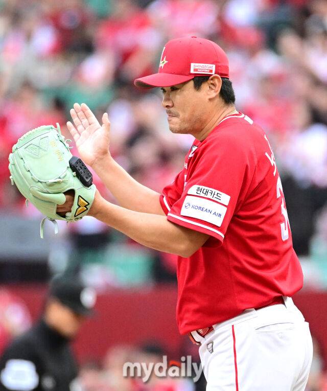 2025년 10월 11일 오후 인천 SSG랜더스필드에서 열린 '2025 신한 SOL Bank KBO 포스트시즌' 삼성 라이온즈와 SSG 랜더스의 준플레이오프 2차전 경기. SSG 노경은이 7회초 투구를 마친 뒤 기뻐하고 있다./인천 = 유진형 기자