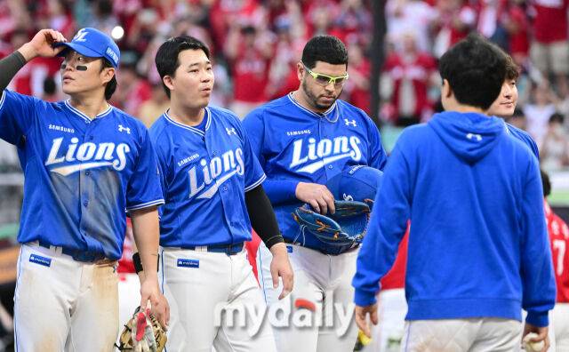 2025년 10월 11일 오후 인천 SSG랜더스필드에서 열린 '2025 신한 SOL Bank KBO 포스트시즌' 삼성 라이온즈와 SSG 랜더스의 준플레이오프 2차전 경기. 삼성 후라도가 3-4로 패한 뒤 고개를 숙이고 있다./인천 = 유진형 기자