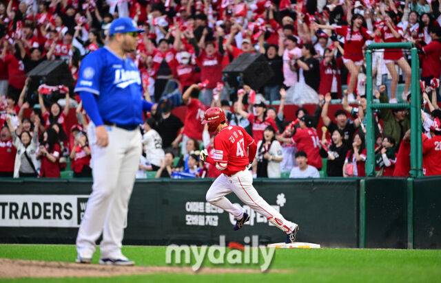 2025년 10월 11일 오후 인천 SSG랜더스필드에서 열린 '2025 신한 SOL Bank KBO 포스트시즌' 삼성 라이온즈와 SSG 랜더스의 준플레이오프 2차전 경기. SSG 김성욱이 9회말 1사 후 끝내기 홈런을 친 뒤 그라운드를 돌고 있다./인천 = 유진형 기자