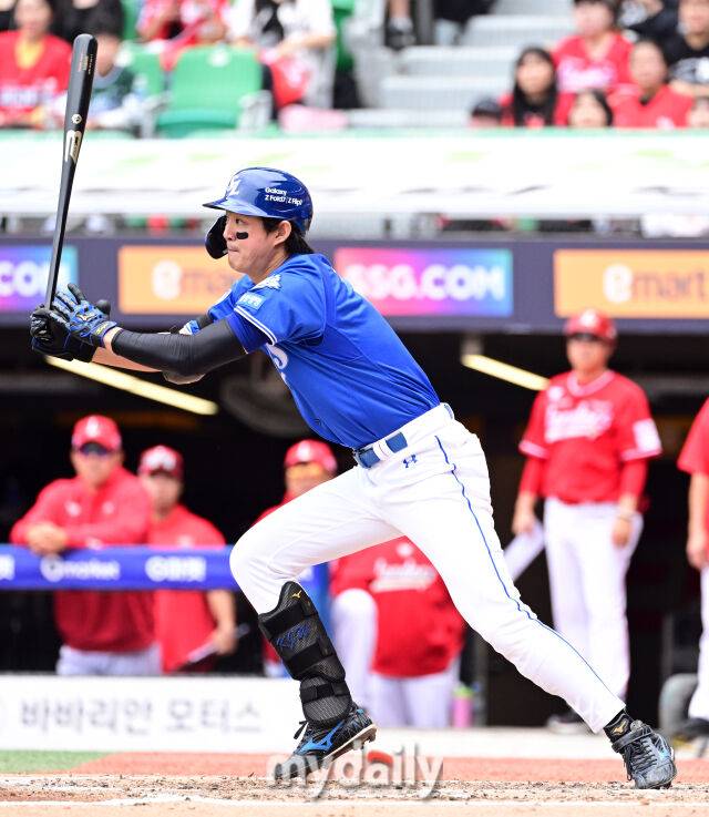 2025년 10월 11일 오후 인천 SSG랜더스필드에서 열린 '2025 신한 SOL Bank KBO 포스트시즌' 삼성 라이온즈와 SSG 랜더스의 준플레이오프 2차전 경기. 삼성 구자욱이 4회초 1사 1루서 2루타를 치고 있다./인천 = 유진형 기자