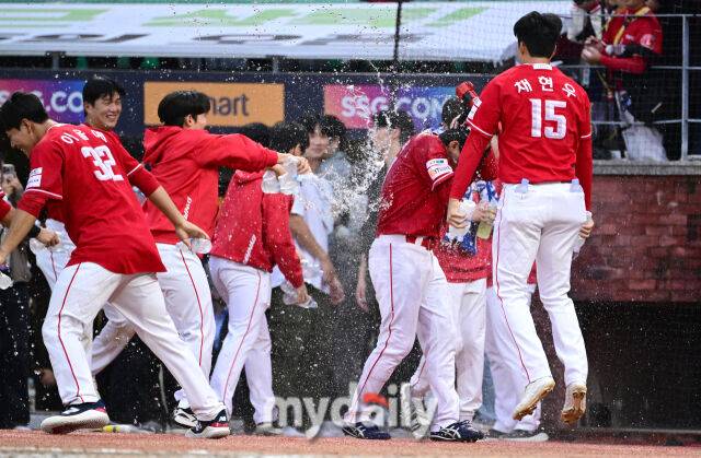 2025년 10월 11일 오후 인천 SSG랜더스필드에서 열린 '2025 신한 SOL Bank KBO 포스트시즌' 삼성 라이온즈와 SSG 랜더스의 준플레이오프 2차전 경기. SSG 김성욱이 9회말 1사 후 끝내기 홈럼으로 4-3으로 승리를 이끈 뒤 동료들로부터 물세례를 받고 있다./인천 = 유진형 기자