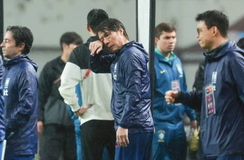 10일 서울 마포구 서울월드컵경기장에서 열린 한국과 브라질 축구 대표팀의 친선경기. 5-0으로 패배한 한국 홍명보 감독이 빗물을 닦고 있다. 연합뉴스