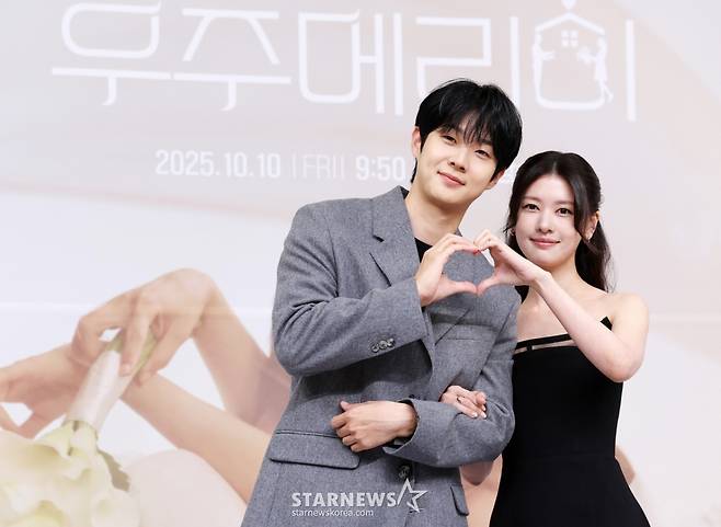 배우 최우식, 정소민이 10일 서울 양천구 목동 SBS 사옥에서 진행된 SBS 새 금토드라마 '우주메리미' 제작발표회에 참석해 포즈를 취하고 있다. /2025.10.10 /사진=김휘선 hwijpg@