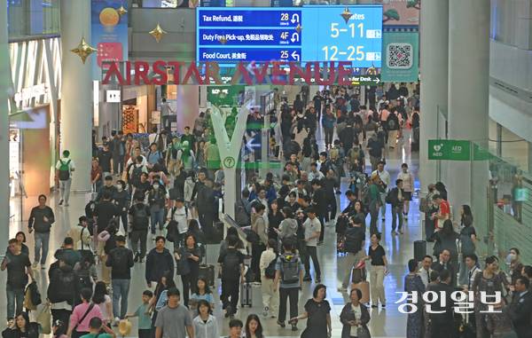 인천공항 노동자 파업 첫째날인 지난 1일 오전 인천국제공항 제1여객터미널 출국장이 여행객들로 붐비고 있다. 2025.10.01 /조재현기자 jhc@kyeongin.com