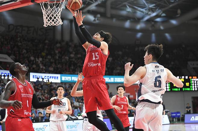 안양 정관장 김종규(가운데)가 4일 안양 정관장 아레나에서 열린 2025~2026 LG전자 프로농구 정규리그 고양 소노와 경기에서 골밑 득점을 하고 있다. 사진 | KBL