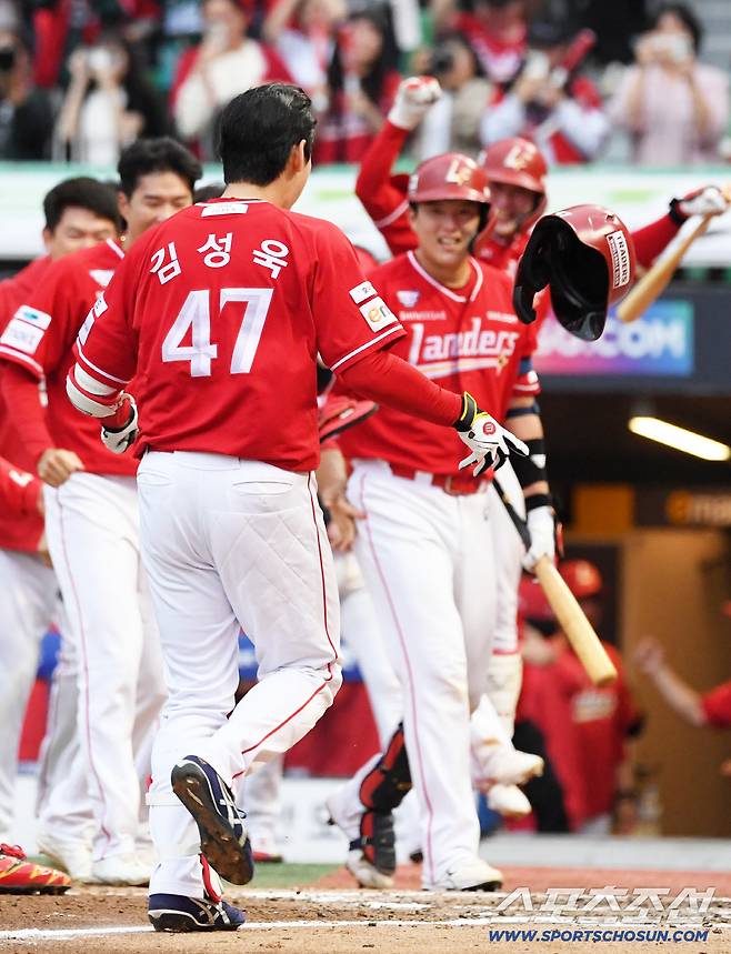 끝내기 홈런 마지막 세리머니는 헬멧 던지기.