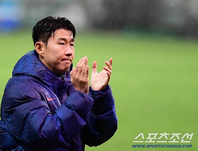 10일 오후 서울 상암동 서울월드컵경기장에서 대한민국 축구대표팀과 브라질의 A매치 평가전이 열렸다. 축구대표팀이 브라질에 0-5로 패했다. 경기 종료 후 팬들에게 인사를 하고 있는 대표팀 손흥민. 상암=송정헌 기자songs@sportschosun.com/2025.10.10/