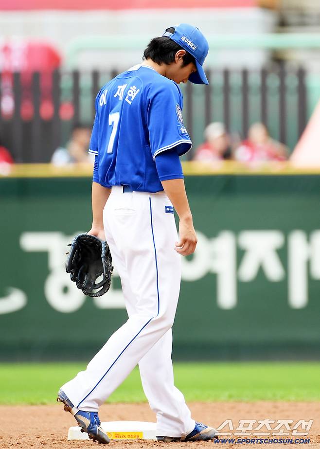 11일 인천SSG랜더스필드에서 열린 SSG와 삼성의 준PO 2차전. 3회말 SSG 조형우 내야 땅볼 타구를 삼성 이재현이 송구 실책 후 자책하고 있다. 인천=박재만 기자 pjm@sportschosun.com/2025.10.11/