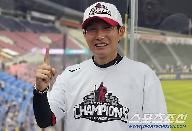 LG 트윈스 염경엽 감독이 정규리그 우승을 확정지은 뒤 우승 티셔츠와 모자를 착용하고서 검지손가락을 들고 우승을 기뻐하고 있다. 잠실=권인하 기자