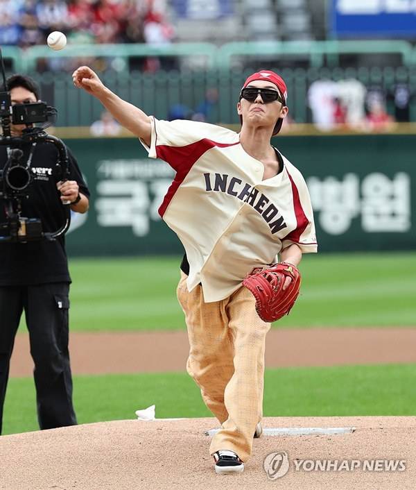 9일 인천 SSG랜더스필드에서 열린 2025 프로야구 KBO리그 포스트시즌 준플레이오프 1차전 삼성 라이온즈와 SSG 랜더스의 경기. 배우 최현욱이 시구를 하고 있다. ⓒ연합뉴스