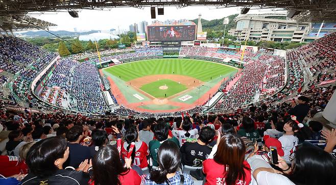 9일 인천 SSG랜더스필드에서 열린 2025 프로야구 포스트시즌 준플레이오프 1차전 삼성 라이온즈와 SSG 랜더스의 경기가 관중으로 가득하다. /연합뉴스