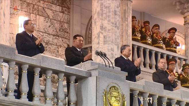 김정은 북한 국무위원장이 지난 10일 평양 김일성광장에서 열린 노동당 창건 80주년 열병식에 참석, 박수를 치고 있다. 왼쪽부터 리창 중국 국무원 총리, 김 위원장, 또럼 베트남 서기장, 드미트리 메드베데프 러시아 국가안보회의 부의장. 조선중앙TV 캡쳐 뉴시스