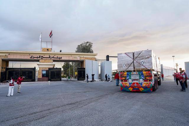 구호물품을 실은 트럭 한 대가 12일 팔레스타인 가자지구와 이집트를 잇는 라파 검문소에서 가자로 진입하기 위해 기다리고 있다. 라파=EPA 연합뉴스