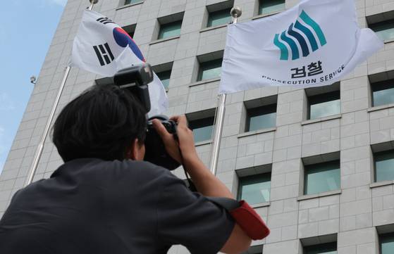 내란 특검팀이 지난 8월 25일 박성재 전 법무부장관의 자택과 법무부, 대검찰청, 서울구치소 등을 압수수색했다. 압수수색이 진행 중인 대검찰청을 취재진이 촬영하고 있다. 연합뉴스