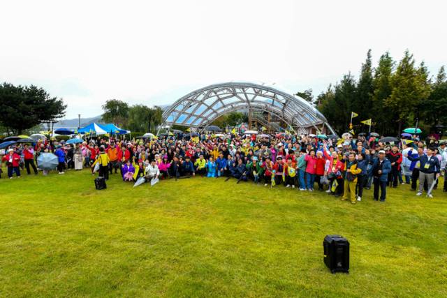 ▲ 서울시 노원구 ‘즐거운산악회’ 회원들의 양구 방문 행사가 11일 한반도섬 일원에서 서흥원 양구군수, 정창수 군의장 및 군의원, 우원식 국회의장, 유정배 더불어민주당 지역위원장 등이 참석한 가운데 열렸다.