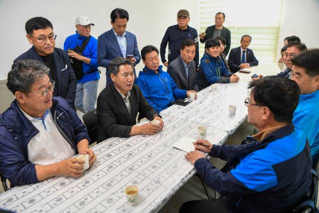 ▲ 서울시 노원구 ‘수암산악회’ 회원들의 양구 방문 행사가 11일 DMZ자생식물원 일원에서 서흥원 양구군수, 정창수 군의장 및 군의원, 김성환 환경부 장관, 유정배 더불어민주당 지역위원장 등이 참석한 가운데 열렸다.