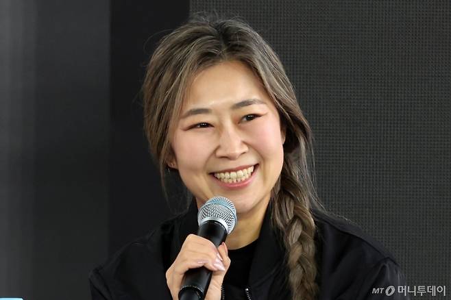 매기 강(Maggie Kang) 감독이 9월 21일 부산 해운대구 영화의전당 BIFF 야외무대에서 제30회 부산국제영화제 영화 '케이팝 데몬 헌터스' 오픈토크를 하고 있다. /사진=뉴시스.