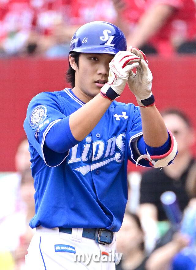 2025년 10월 11일 오후 인천 SSG랜더스필드에서 열린 '2025 신한 SOL Bank KBO 포스트시즌' 삼성 라이온즈와 SSG 랜더스의 준플레이오프 2차전 경기. 삼성 이재현이 4회초 선두타자 안타를 친 뒤 기뻐하고 있다./마이데일리